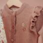 Preview: Detailaufnahme der Rüschen an der Schulterpartie der Strickjacke
