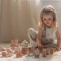 Preview: Kind spielt mit den Little Dutch Bauklötzen Fairy Garden Rosa Preview: Kind spielt mit den Little Dutch Bauklötzen Fairy Garden Rosa