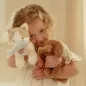 Preview: Kleines Kind trägt Little Dutch Kuschelhund in Tasche