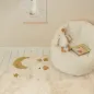 Preview: Little Dutch Teddy Kindersessel Weiß im Kinderzimmer, kombiniert mit Spielzeug und Holzdekoration