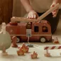 Preview: Feuerwehrauto Holzspielzeug – Little Dutch Essentials mit Schlauch, Feuerwehrmann und Schlauch Preview: Feuerwehrauto Holzspielzeug – Little Dutch Essentials mit Schlauch, Feuerwehrmann und Schlauch