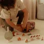 Preview: Little Dutch Holz-Feuerwehrauto rot – FSC-Spielzeug mit ausziehbarer Leiter und Feuerwehrmann Preview: Little Dutch Holz-Feuerwehrauto rot – FSC-Spielzeug mit ausziehbarer Leiter und Feuerwehrmann
