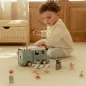 Preview: Kleines Kind spielt mit dem Little Dutch Polizeiwagen aus Holz Preview: Kleines Kind spielt mit dem Little Dutch Polizeiwagen aus Holz
