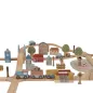 Preview: Little Dutch Holzeisenbahn XL – Essentials aufgebaut mit Lokomotive, Waggons, Schienen, Brücke, Gebäude, Autos, Figuren, Bäume und Verkehrsschilder Preview: Little Dutch Holzeisenbahn XL – Essentials aufgebaut mit Lokomotive, Waggons, Schienen, Brücke, Gebäude, Autos, Figuren, Bäume und Verkehrsschilder