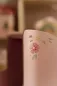 Preview: Nahaufnahme der zarten Blumenmuster auf dem rosa Puppenwagen von Little Dutch
