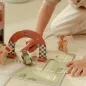 Preview: Zubehörset aus dem Little Dutch Spielkoffer mit Ziellinie und Pokal