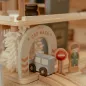 Preview: Holzparkhaus mit integrierter Waschstraße und Holzfahrzeug – Detailaufnahme