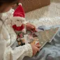 Preview: Kuscheltier Jim sitzt vor dem Weihnachtsbuch
