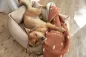Preview: Weiches Hundebett aus Baumwolle in Humus. Nachhaltig, waschbar & stilvoll – Modell Fred von Palopa. Für Hunde mit Anspruch auf Komfort & Design.