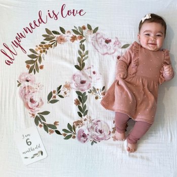 Baby's First Year Swaddle Tuch & Fotokarten All you need is love von lulujo