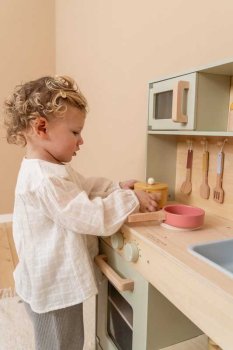 Spannendes Rollenspiel mit der Kinderküche aus Holz