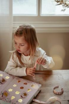 Schmuck Adventskalender für Kinder – Armbänder & Sticker