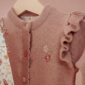 Detailaufnahme der Rüschen an der Schulterpartie der Strickjacke