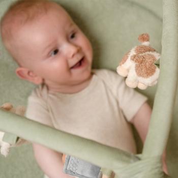Baby liegt auf runder Aktivitätsspieldecke mit Kuh, Huhn, Schaf, Blume & Scheune