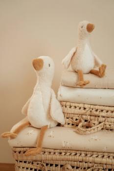 Die zwei Gänse von Little Dutch - Weißes Little Goose Kuscheltier auf neutralem Hintergrund