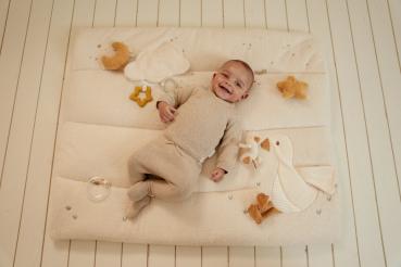 Baby liegt auf Little Dutch Laufgittereinlage Goose Newborn Naturals Beige