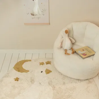 Little Dutch Teddy Kindersessel Weiß im Kinderzimmer, kombiniert mit Spielzeug und Holzdekoration