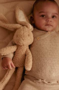 Baby Bunny Hase sitzt – ideal zum Kuscheln ab Geburt
