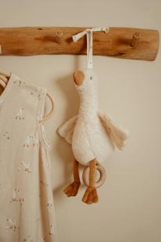 Seitliche Ansicht der Spieluhr Little Goose mit Zugband und flauschigem Stoff in Weiß-Gelb