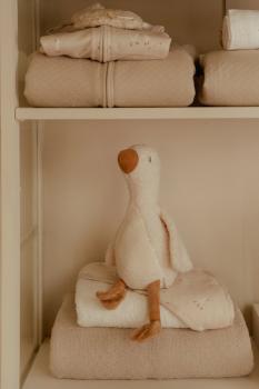 Little Dutch Kuscheltier Gans auf einer Babydecke platziert