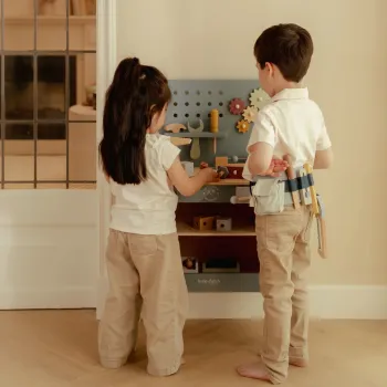 Egal ob Mädchen oder Junge - alle haben Spass mit der Werkbank von Little Dutch