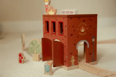Holzspielzeug-Feuerwache von Little Dutch mit Zubehör
