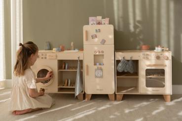 Kinderküche aus Holz mit Kühlschrank, Waschmaschine und Kochstation