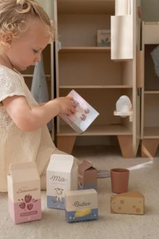Kinder spielen mit dem Little Dutch Holz-Kühlschrank Limited Edition