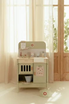 Little Dutch Tierarztpraxis FSC – großes Kinder-Rollenspielset aus Holz mit Duschbrause und Utensilien