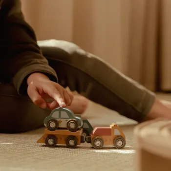 Kind spielt mit Fahrzeugen aus dem Little Dutch Fahrzeugset FSC-Holzspielzeug