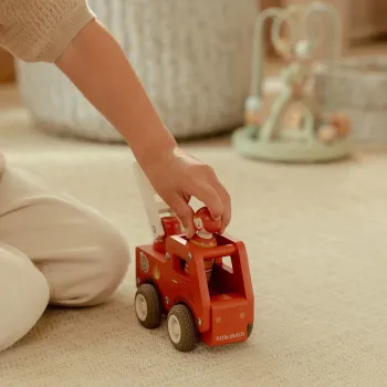 Rollendes Holzspielzeug: Rotes Feuerwehrauto mit leise laufenden Gummirädern Rollendes Holzspielzeug: Rotes Feuerwehrauto mit leise laufenden Gummirädern