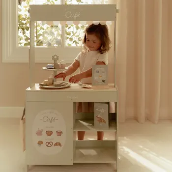 Kind spielt Rollenspiel mit Little Dutch Holz Etagere und Teeservice