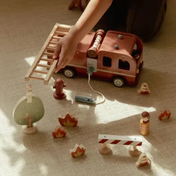 Little Dutch Feuerwehrwagen – offene Form, Leiternmechanik, detailreiches Holzspielzeug