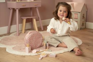 Schminktasche und großer Schminktisch - perfekte Kombination für ein langes Rollenspiel