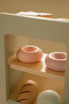 Holz-Kaffee-Ecke von Little Dutch beim Rollenspiel in der Kinderküche