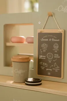 Little Dutch Kaffeehaus mit Cupcakes, Donuts und Holz-Kaffeetasse