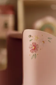 Nahaufnahme der zarten Blumenmuster auf dem rosa Puppenwagen von Little Dutch