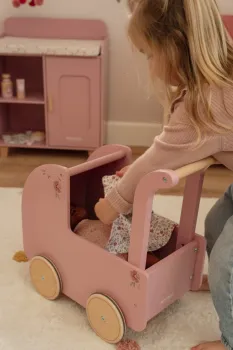 Detailansicht des rosa Holzpuppenwagens von Little Dutch mit floralen Motiven.