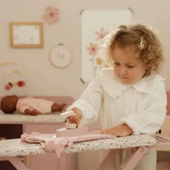 Kind spielt mit dem Bügeleisen und Holz-Bügelbrett von Little Dutch