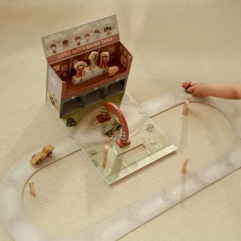 Little Dutch Spielkoffer Rennbahn mit Rennwagen und Podium