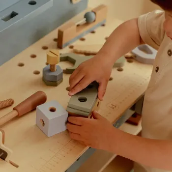 Bei der Arbeit die kleinen Handwerker mit der Little Dutch Werkbank