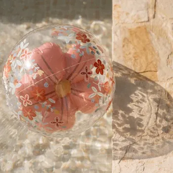Little Dutch 3D-Strandball mit fröhlichen Blumenmotiven, ideal für Outdoor-Spielspaß