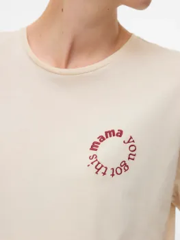 Detailansicht: „You Got This“-Stickerei auf dem Mama T-Shirt von MAMALICIOUS