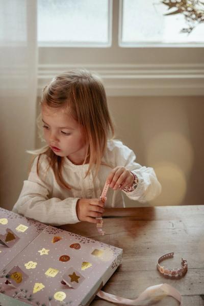 Schmuck Adventskalender für Kinder – Armbänder & Sticker Schmuck Adventskalender für Kinder – Armbänder & Sticker