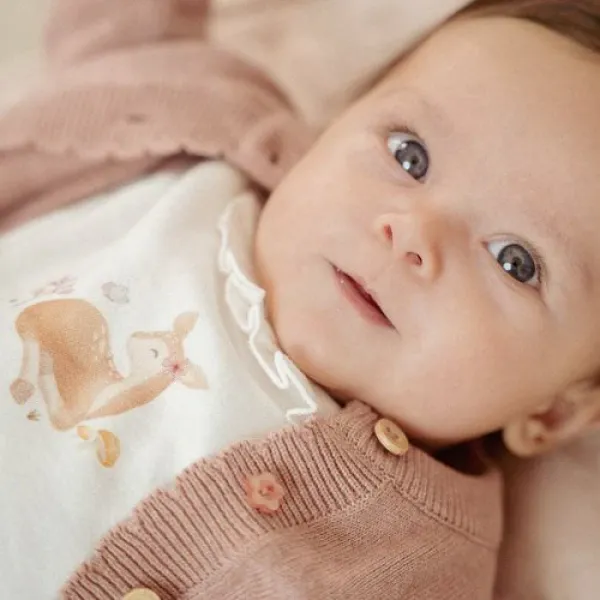 Rosa Baby-Strickjacke mit Rüschen und Holzknöpfen von Little Dutch
