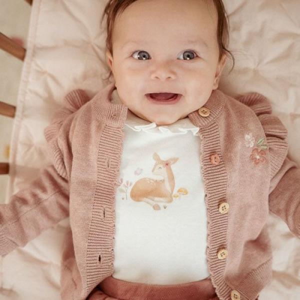 Baby trägt die Fairy Pink Strickjacke von Little Dutch im Alltag