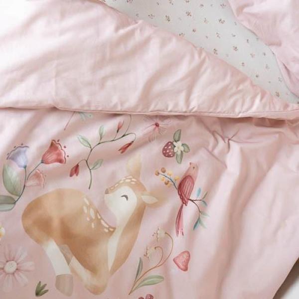 Detailansicht Reh-Print auf rosa Kinderbettwäsche aus Bio-Baumwolle