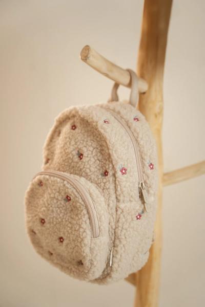 Kinderrucksack in sanften Naturtönen mit liebevollen Details – Seitenansicht mit Flaschenfach