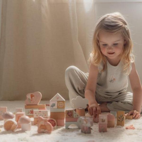 Kind spielt mit den Little Dutch Bauklötzen Fairy Garden Rosa Kind spielt mit den Little Dutch Bauklötzen Fairy Garden Rosa