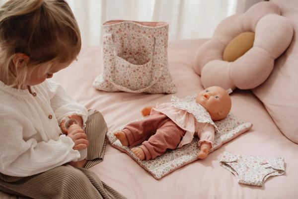 Baby-Puppe Lily + Puppenwickeltasche „Soft Flowers“ Bundle Baby-Puppe Lily + Puppenwickeltasche „Soft Flowers“ Bundle